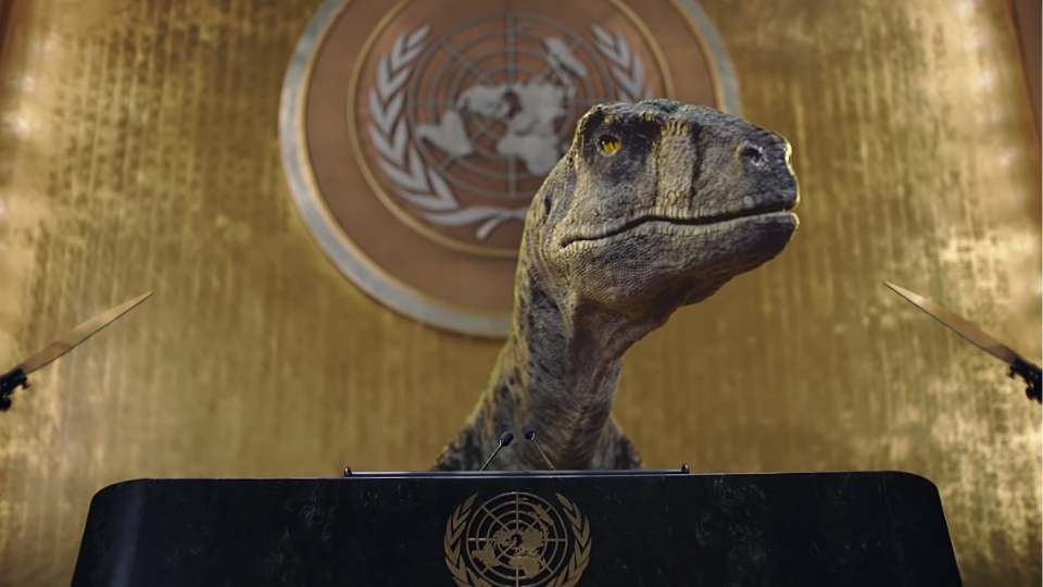 Dinosaurio irrumpe en la ONU para advertir sobre la extinción de la humanidad