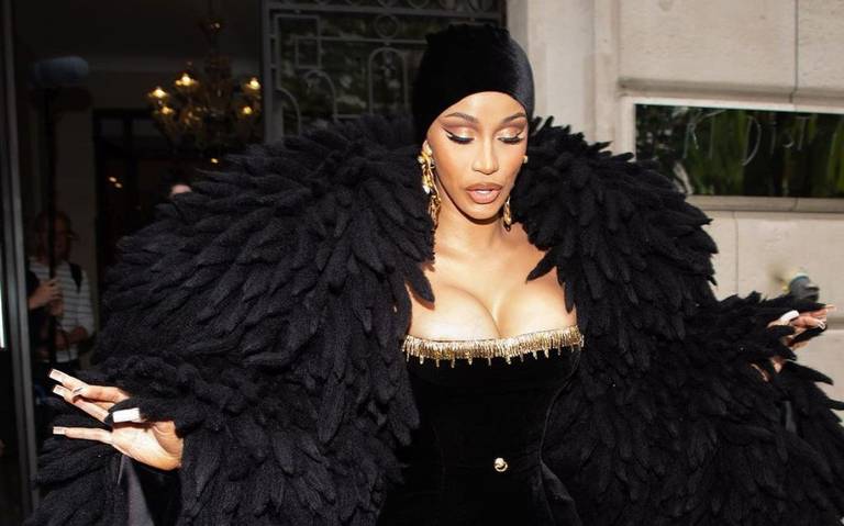 Captan a Cardi B cuando lanza un micrófono a una fan que la agredió en pleno show