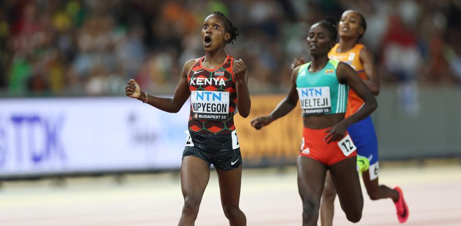 ¡Deténganla! Faith Kipyegon suma su tercer título mundial en 1,500 metros